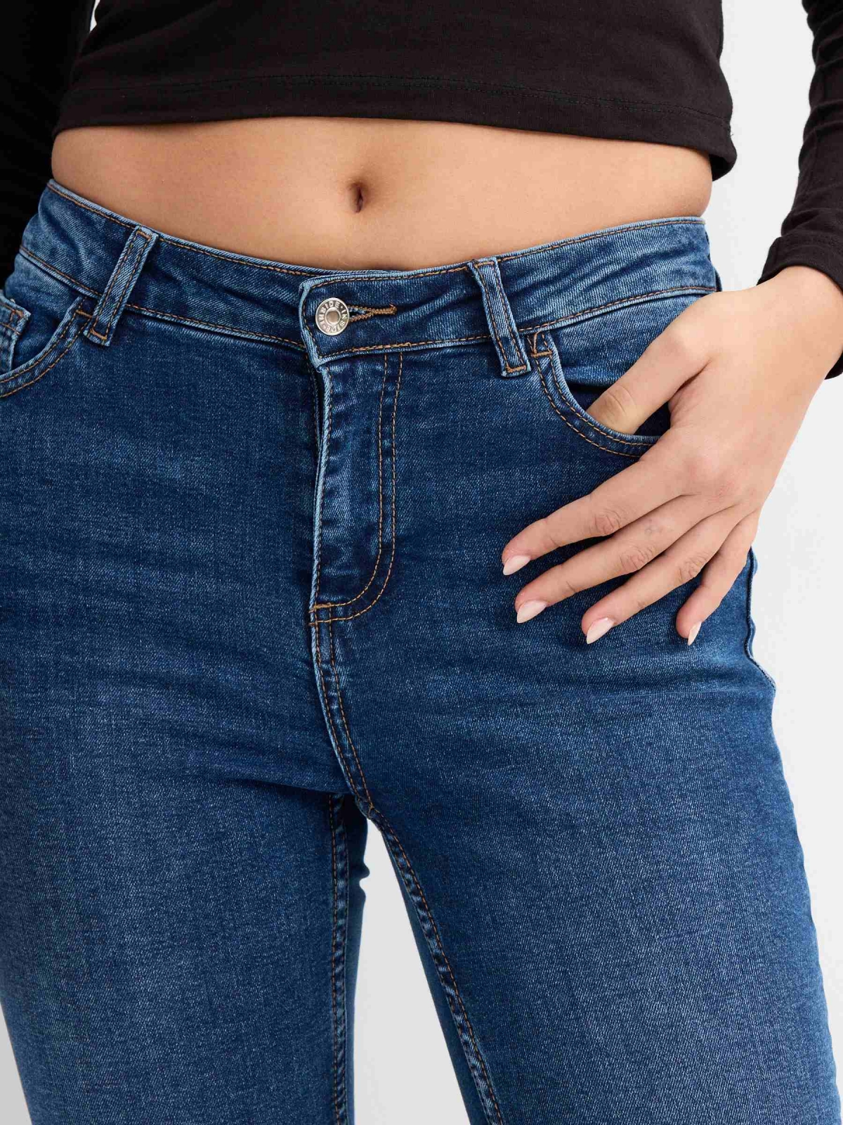 Jeans básico de tiro medio azul vista detalle