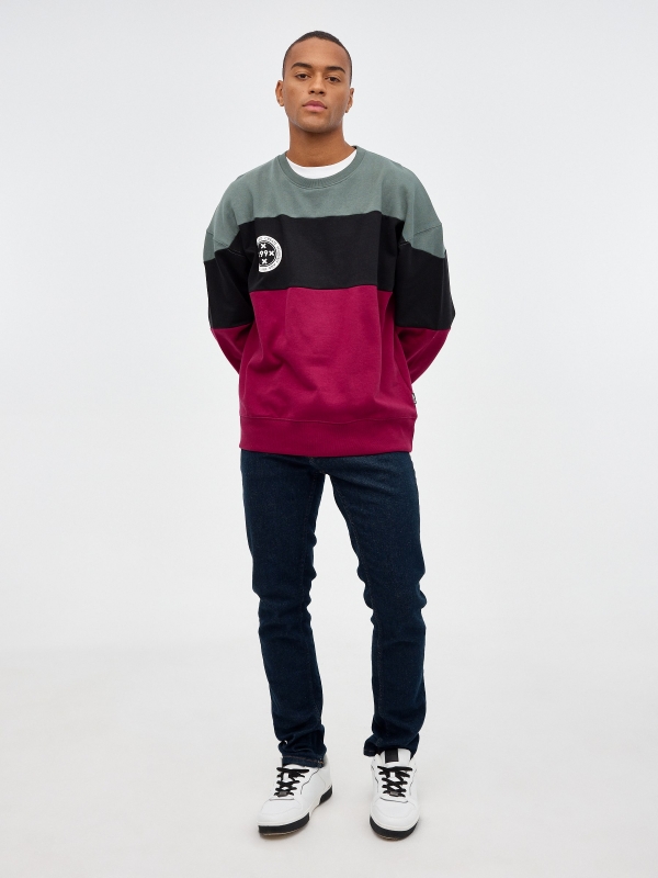 Sudadera color block insignia granate vista general frontal