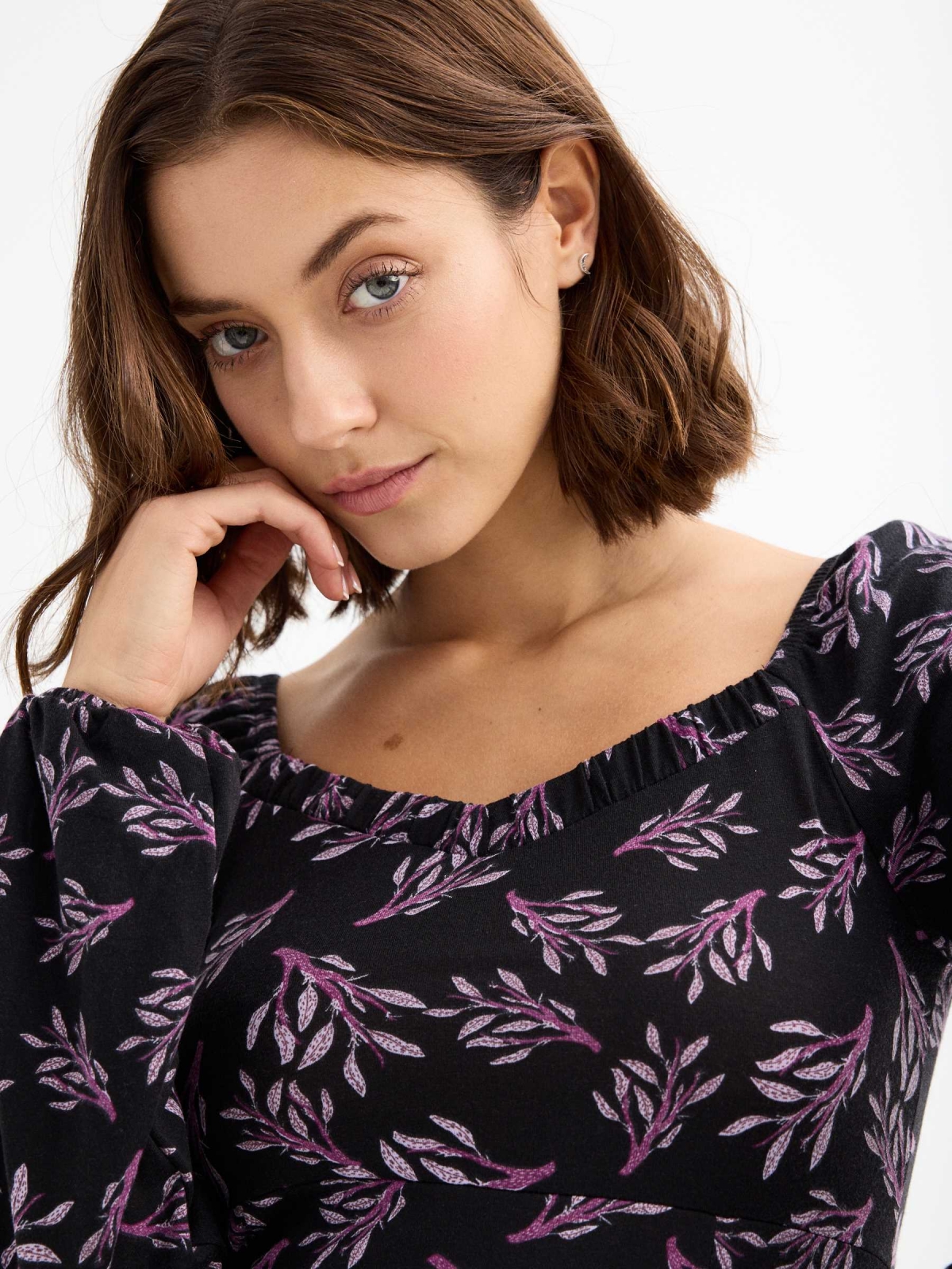 Midi dress purple leaves print black back detail view