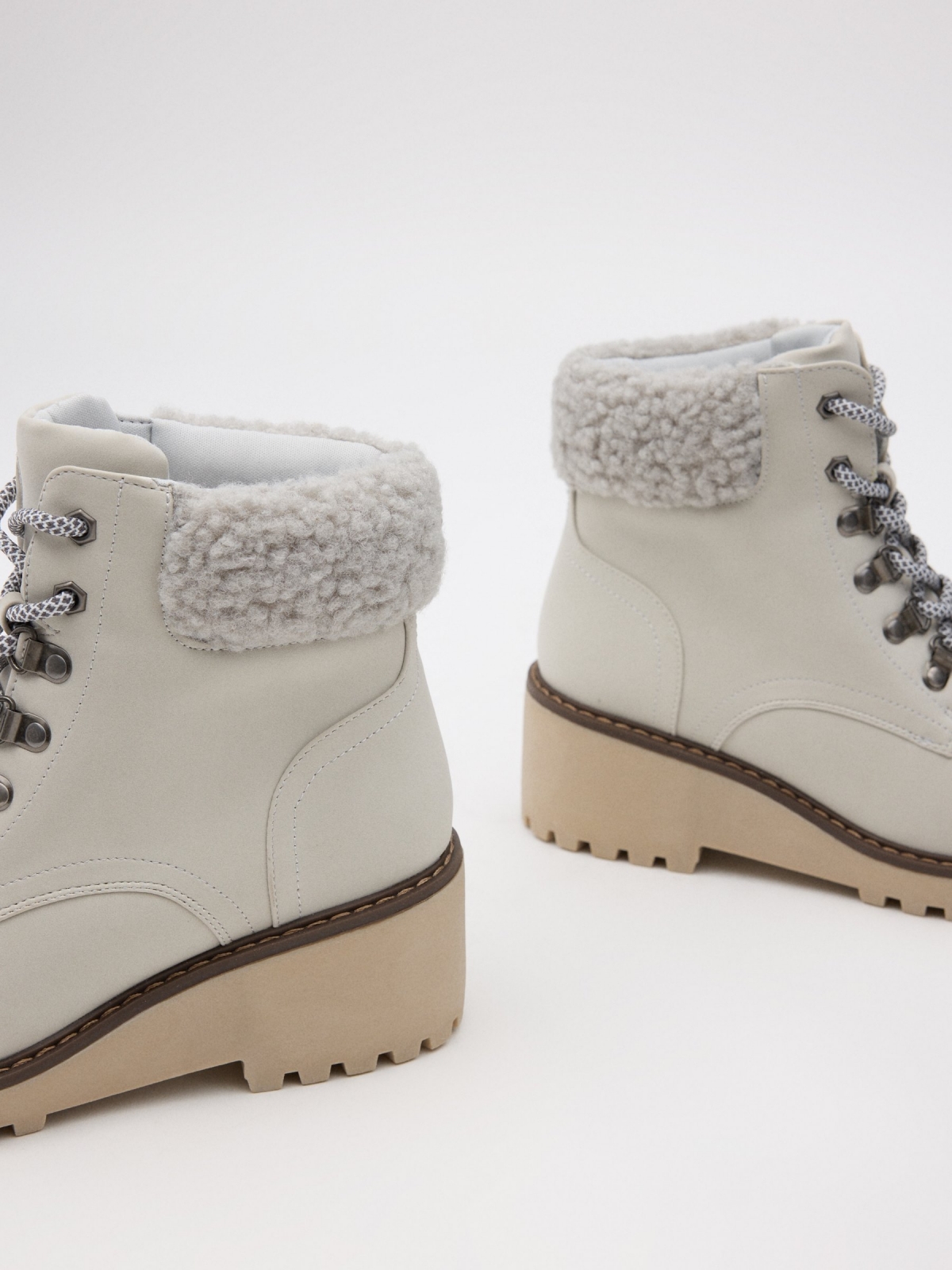 Mountaineering boots with wedge light grey detail view