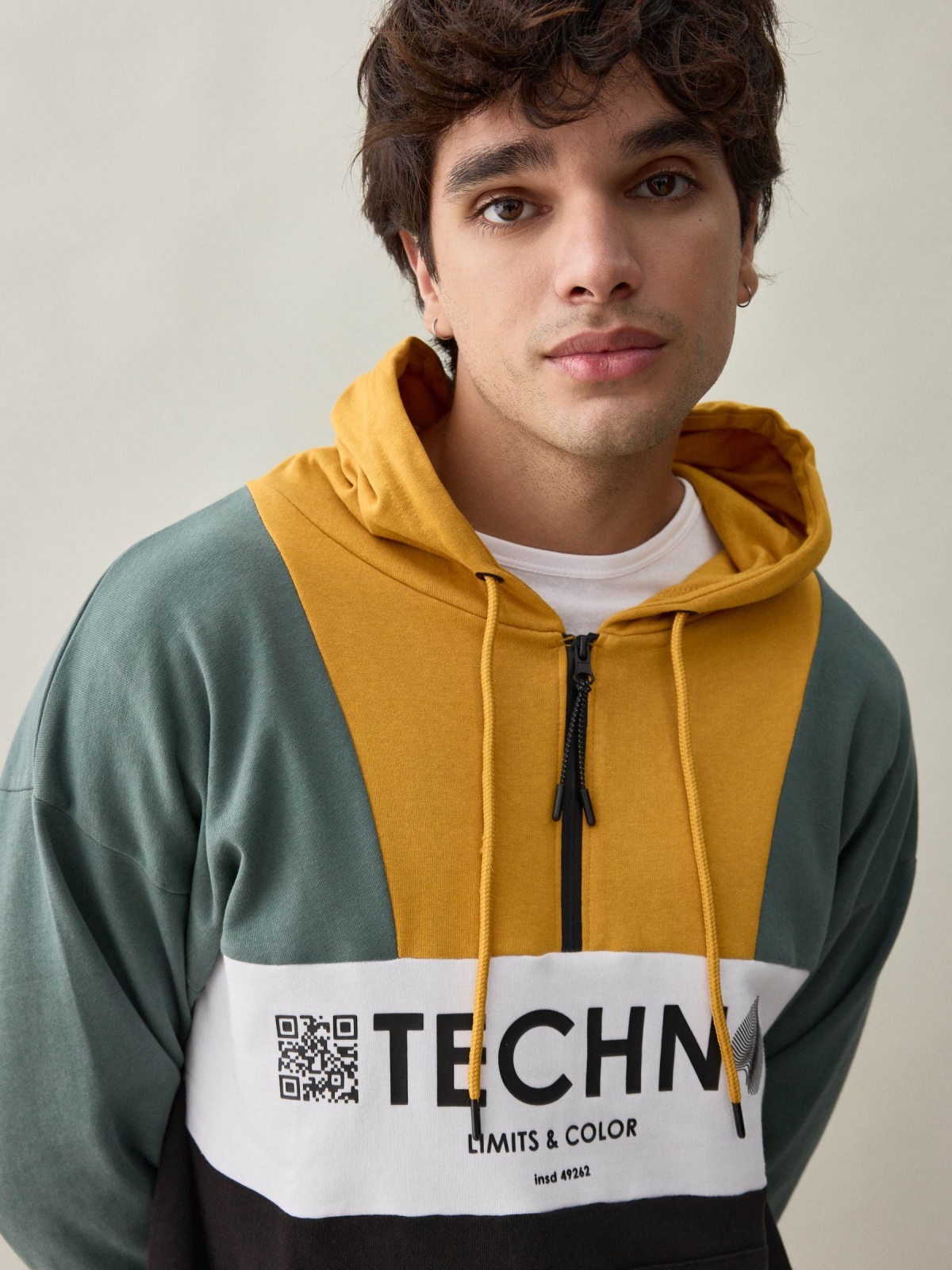  Sweatshirt com capuz TECHN preto