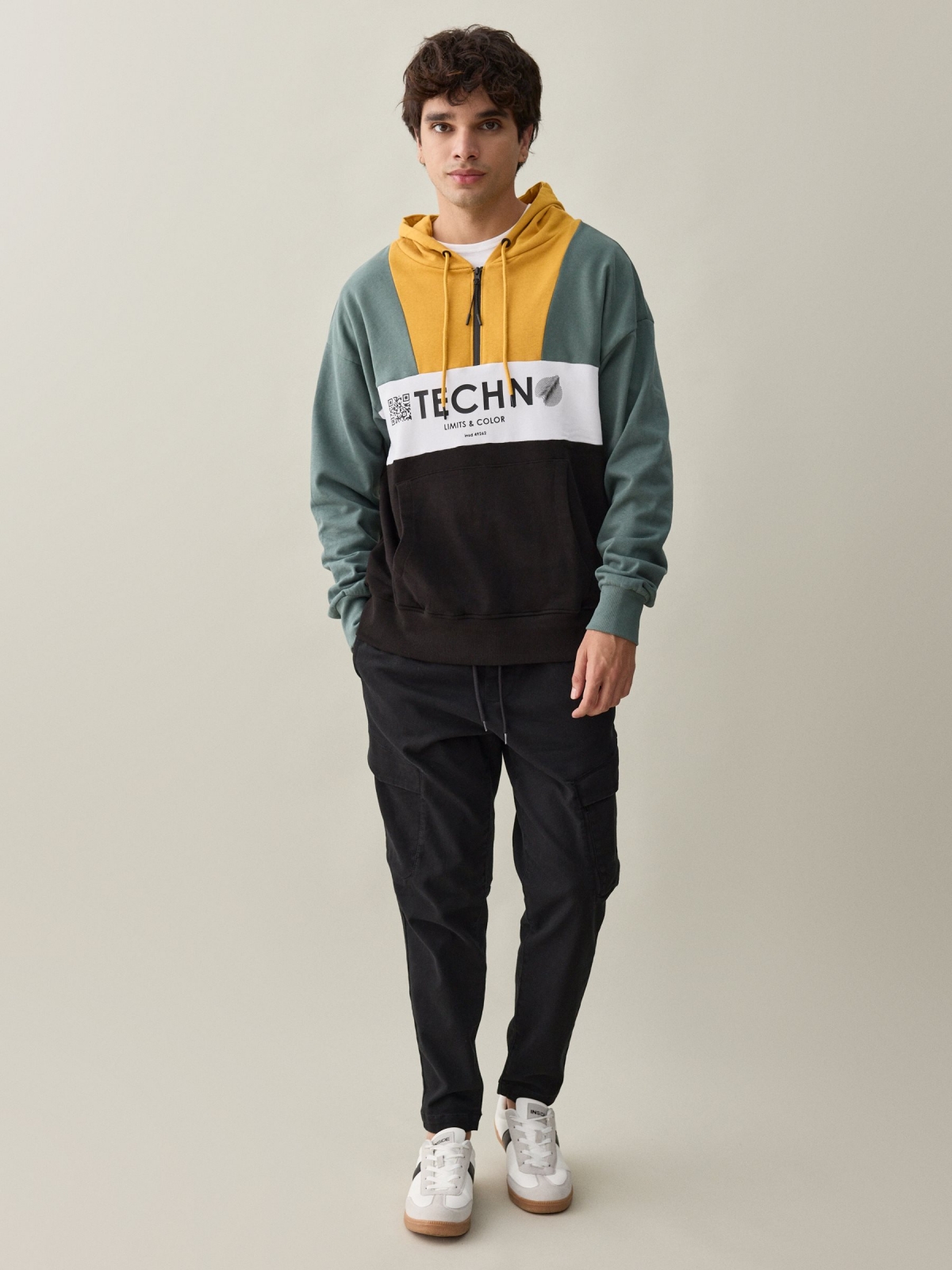 Sweatshirt com capuz TECHN preto vista geral frontal