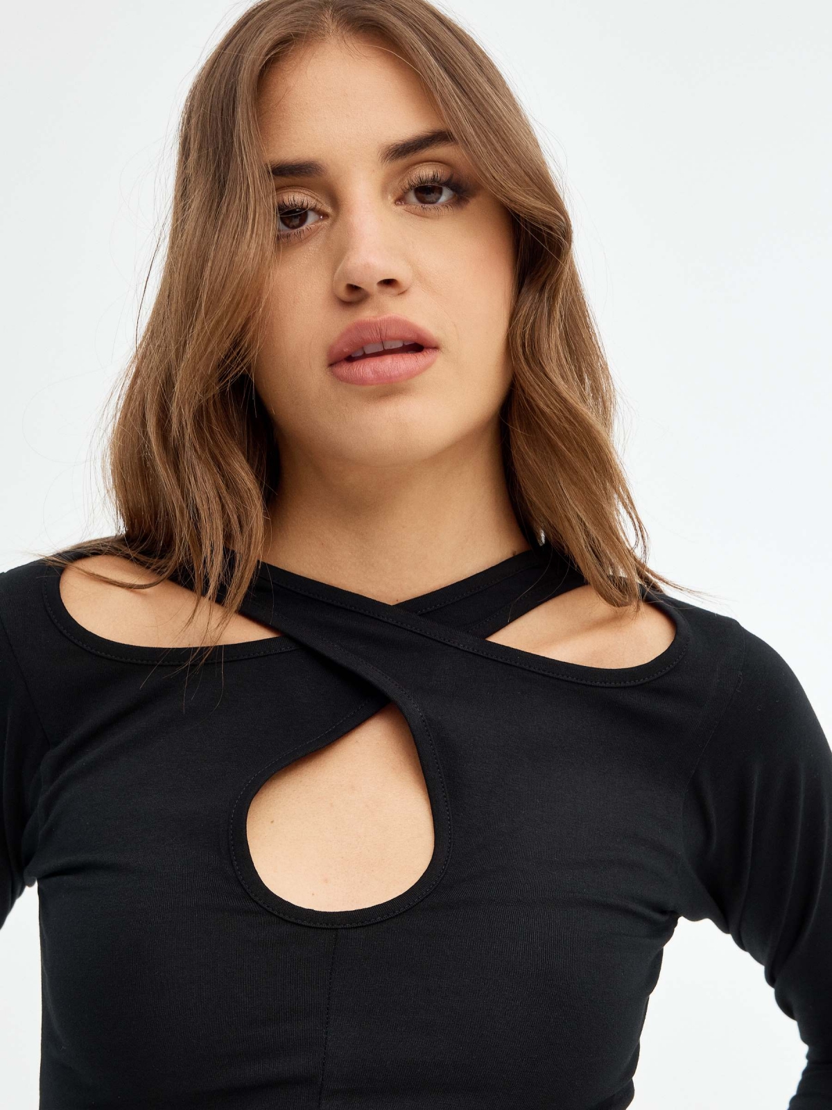 Cross neckline t-shirt black detail view