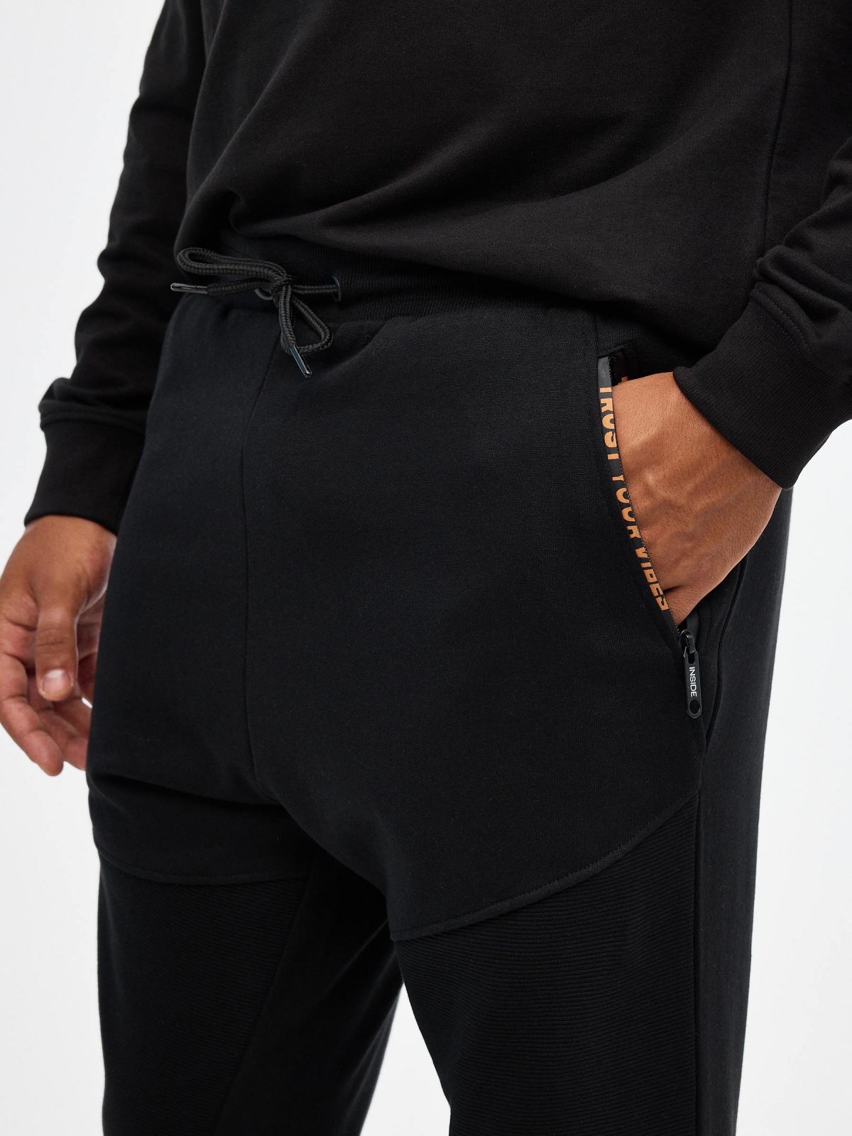 Pantalón jogger biker negro vista detalle