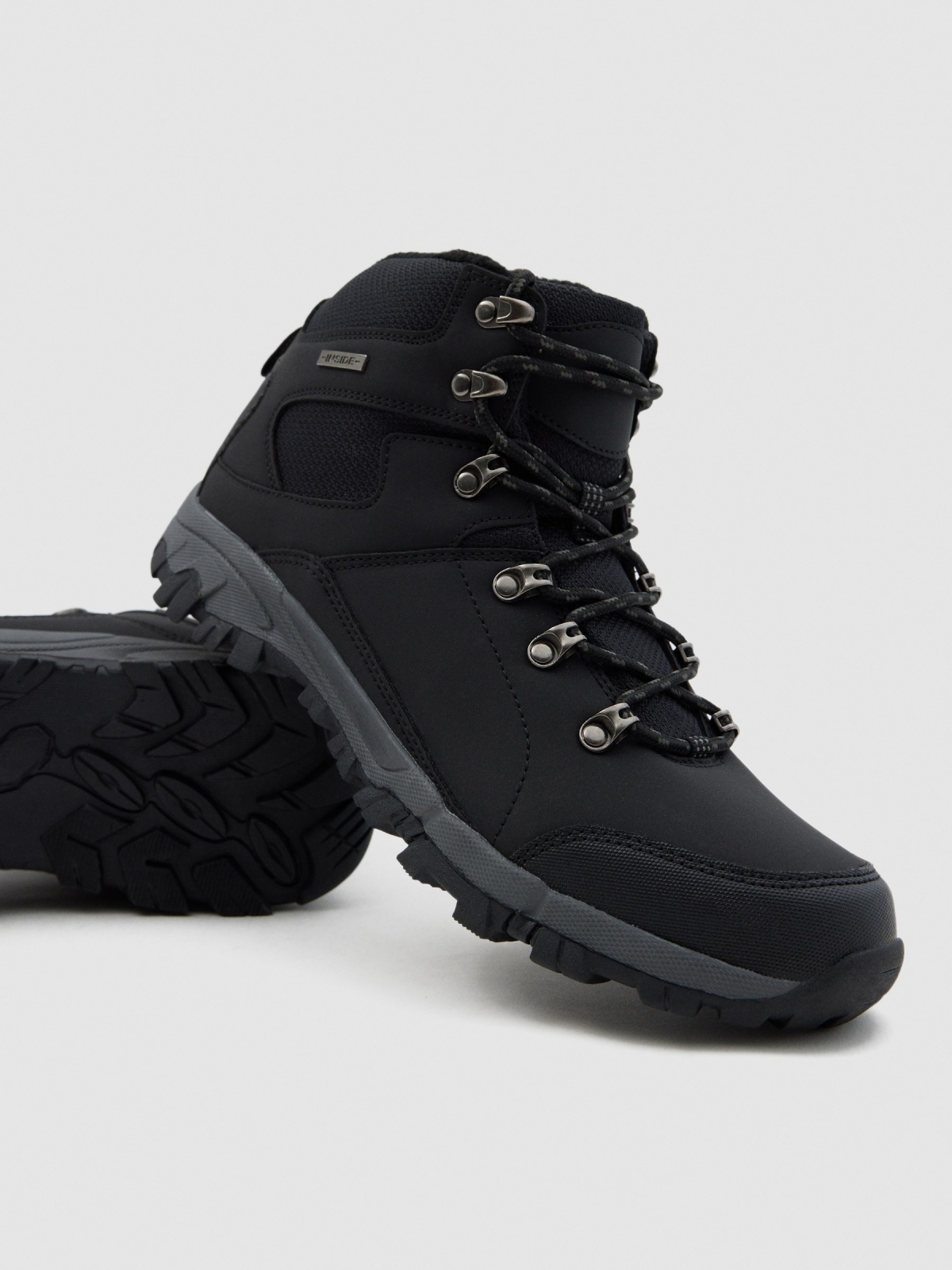 Bota de alpinismo para homem preto vista detalhe