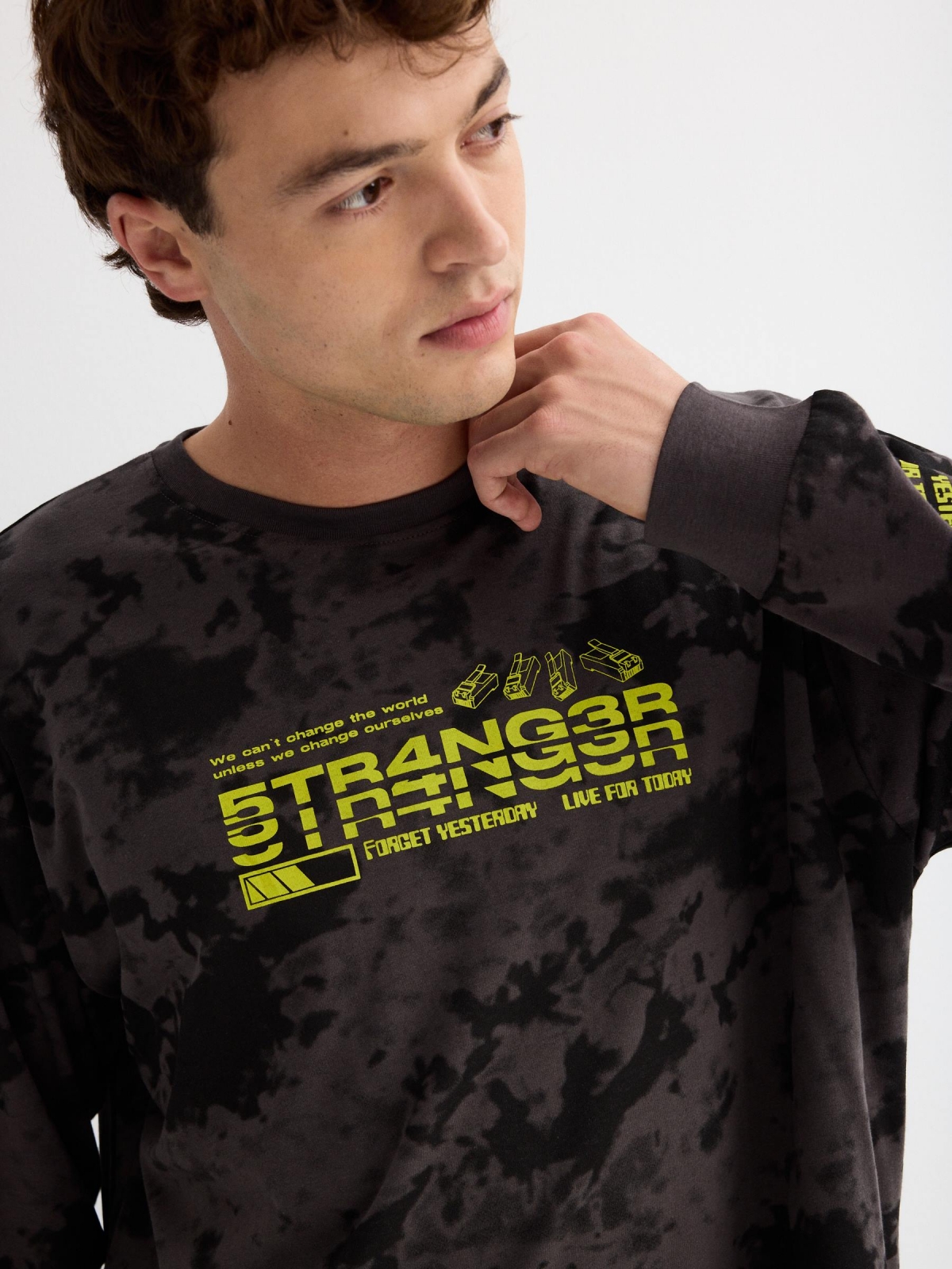 Camiseta Stranger gris oscuro vista detalle