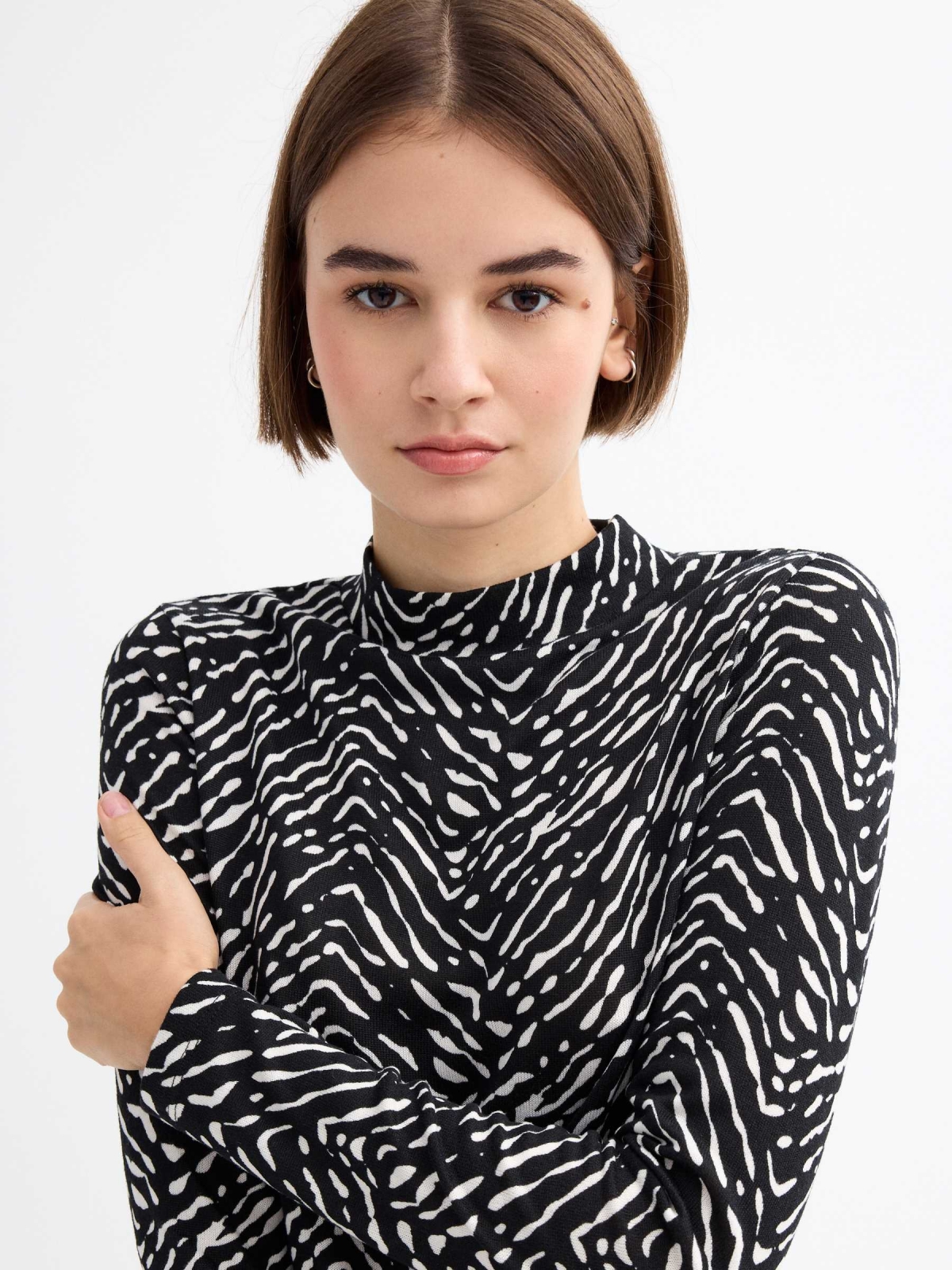 T-shirt perkins animal print preto/bege vista detalhe