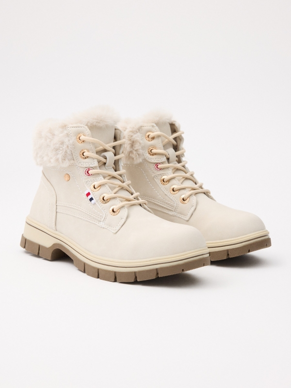 Mountaineering boot with fur collar beige 45º front view