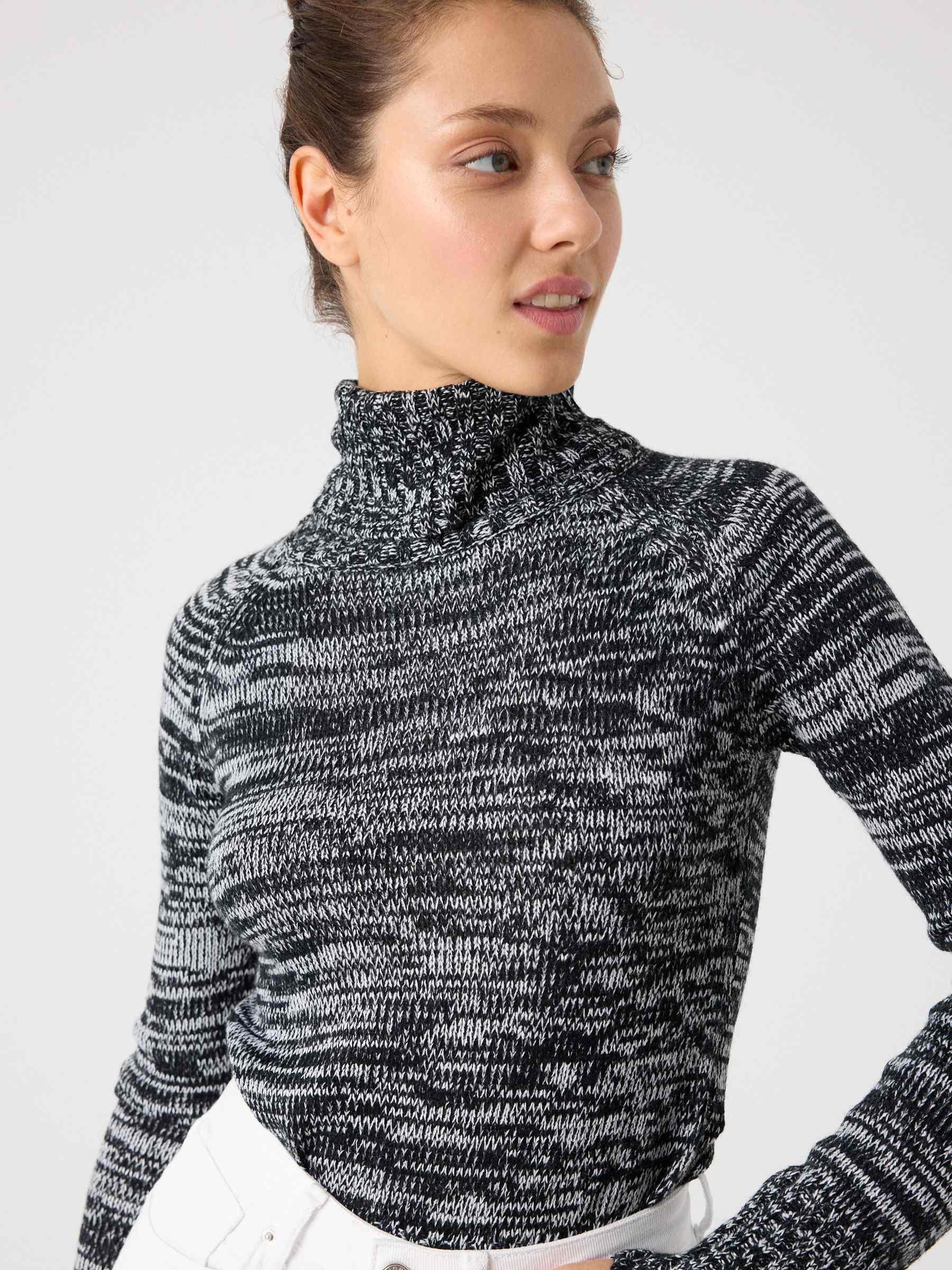 Camisola de gola alta em malha polar preto vista meia frontal