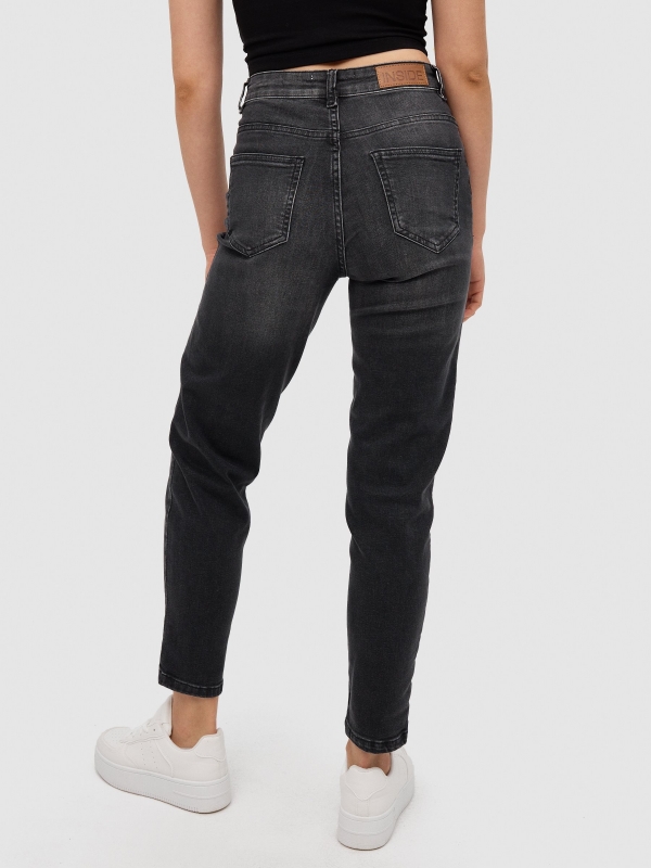 Jeans mom slim básicos hihg rise negro vista media trasera