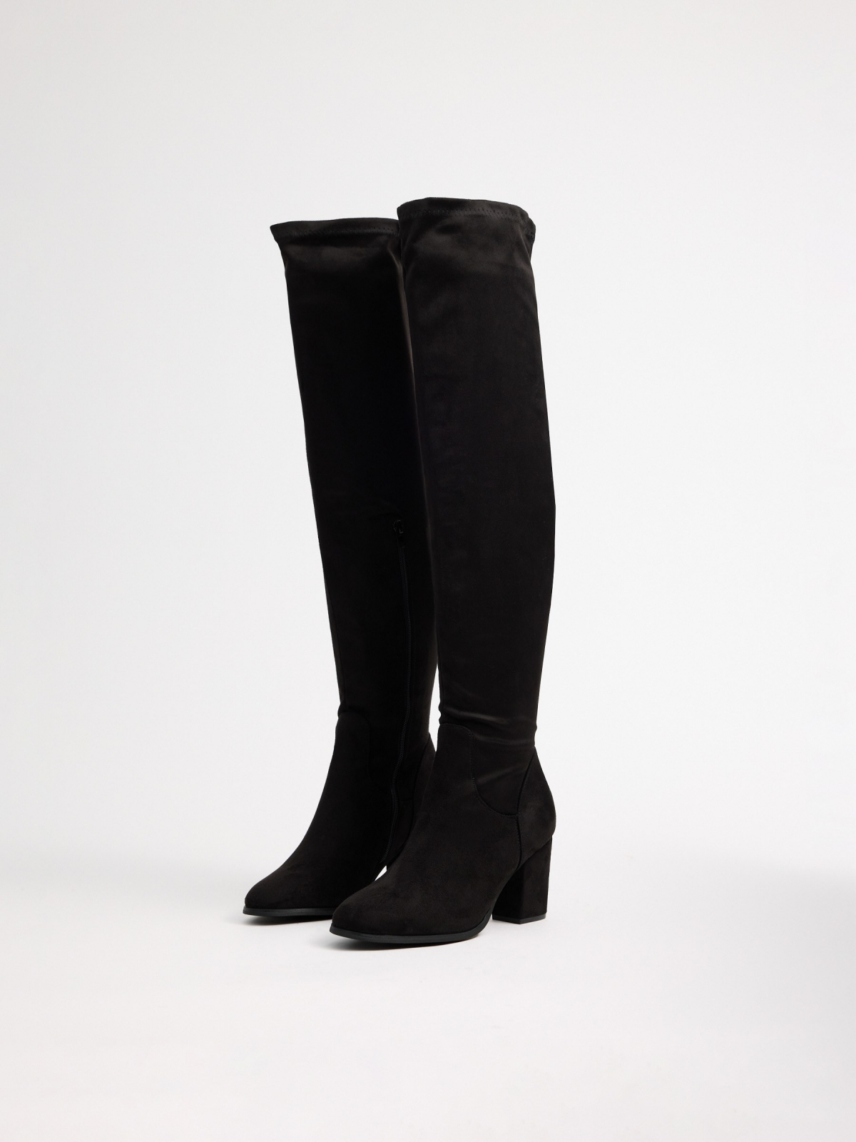 Heeled musketeer boot black 45º front view