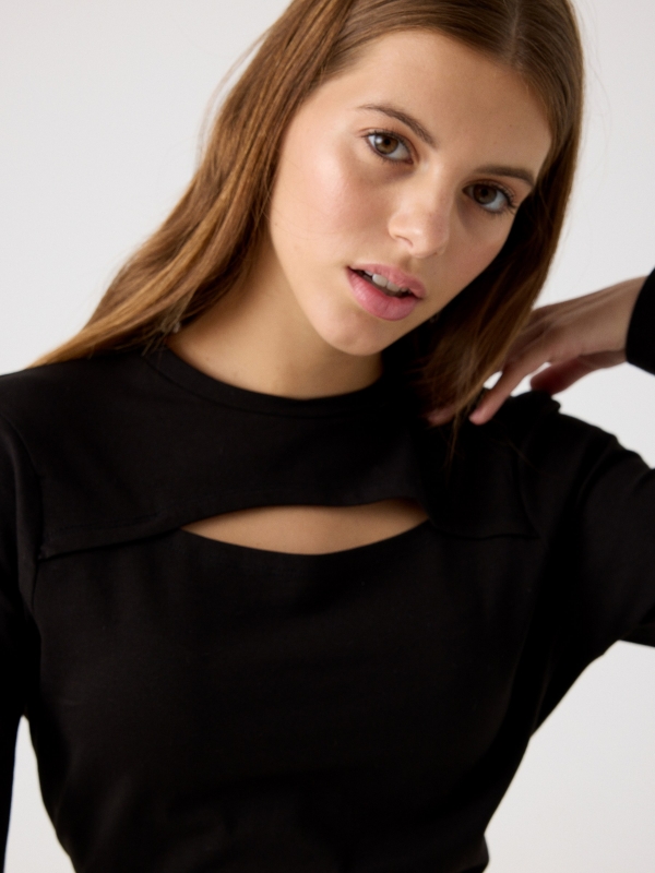 Camiseta slim con cut out negro vista detalle