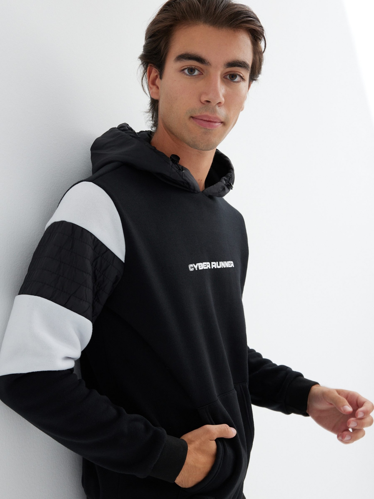 Sweatshirt com mangas em bloco de cor preto vista detalhe