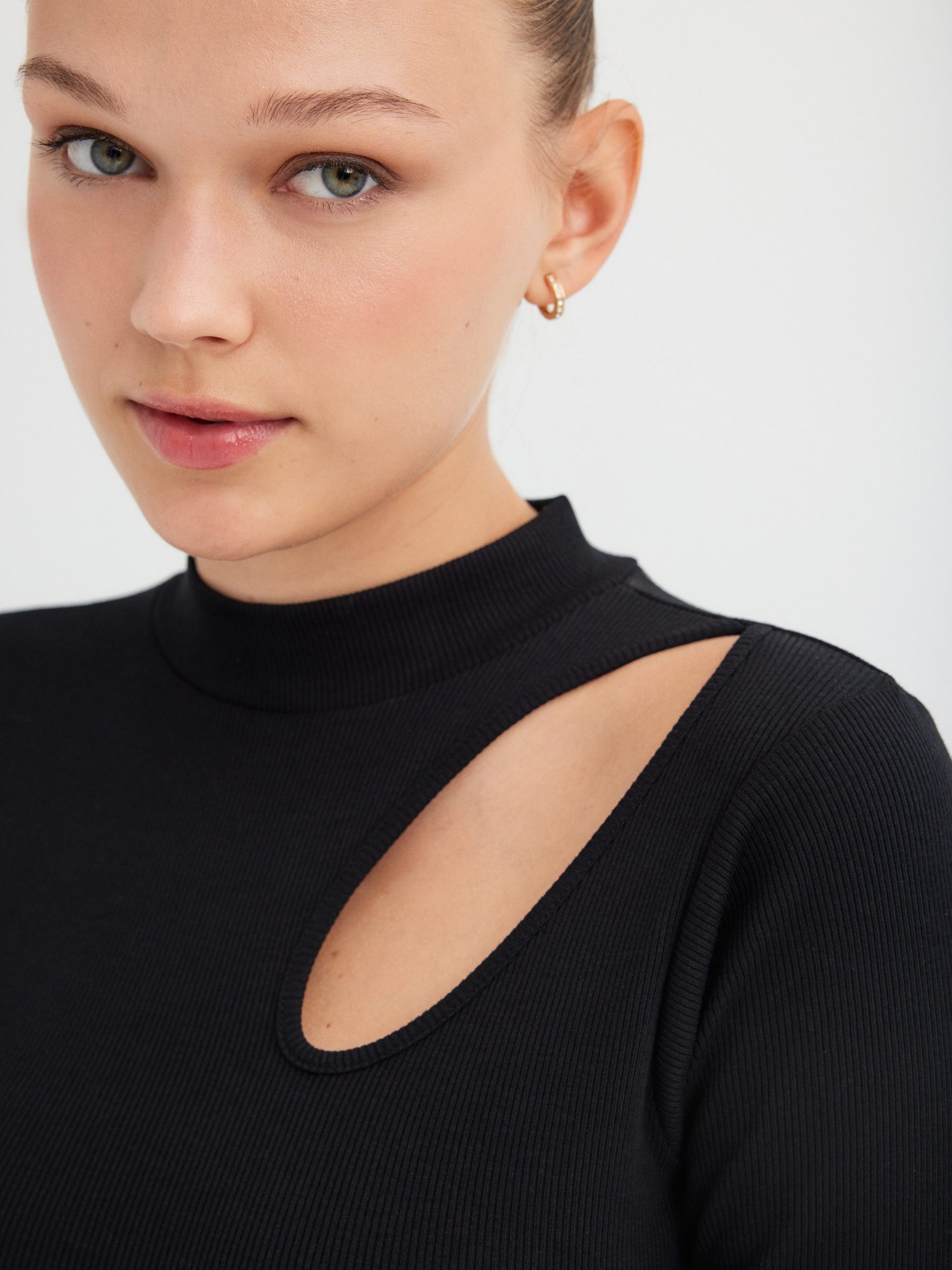 T-shirt slim cut out preto vista meia frontal