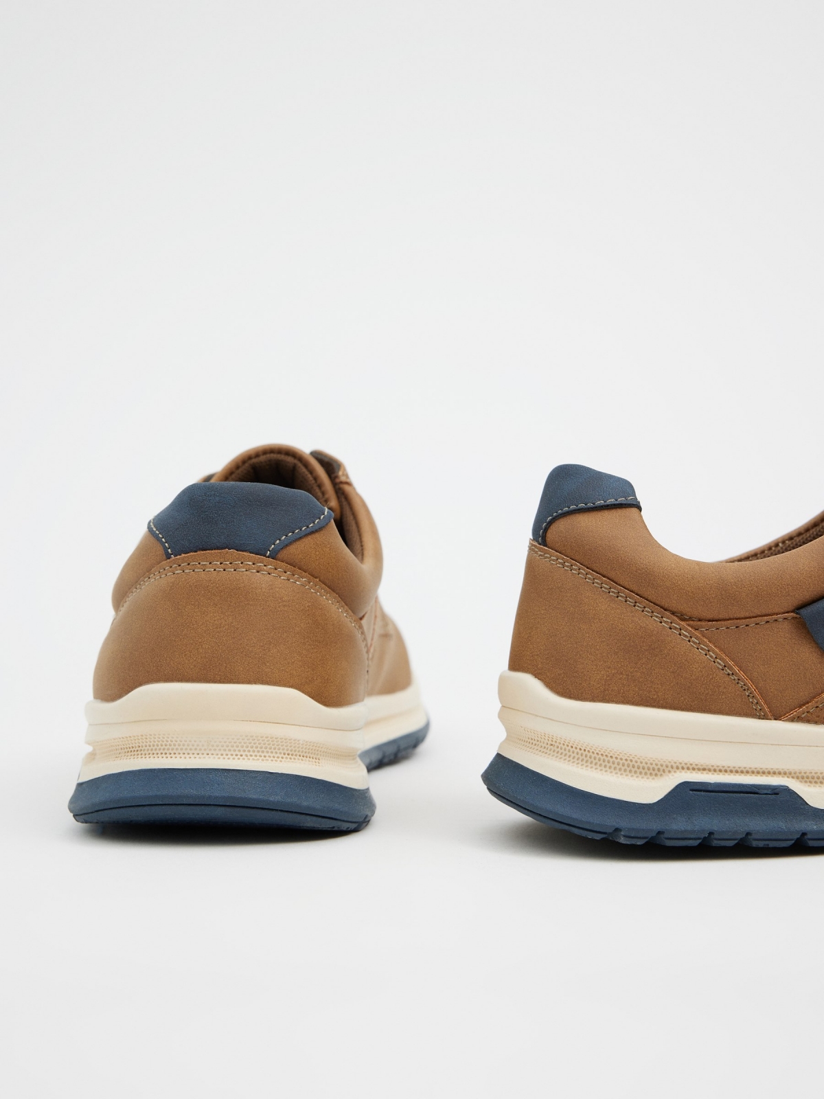 Sapatos casuais para homem camel vista detalhe