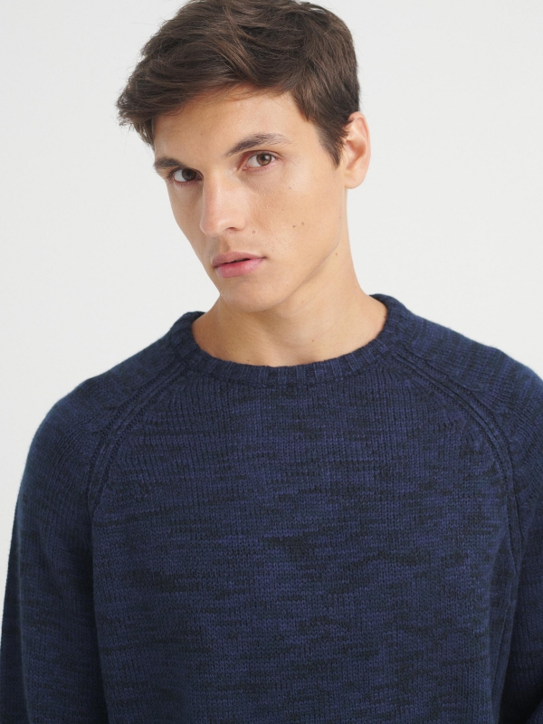 Camisola de malha marmoreada azul vista detalhe