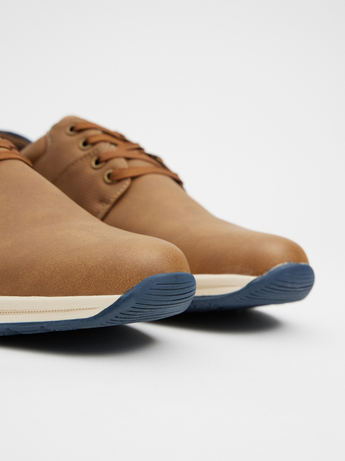 Sapatos casuais para homem camel vista detalhe