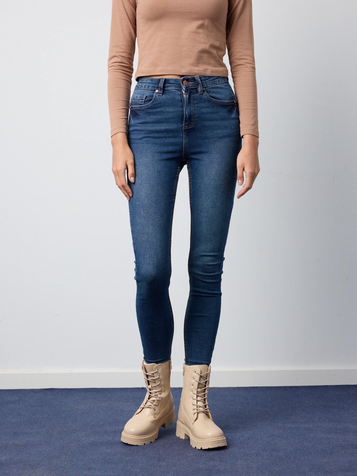 Skinny jeans with push up blue middle front view