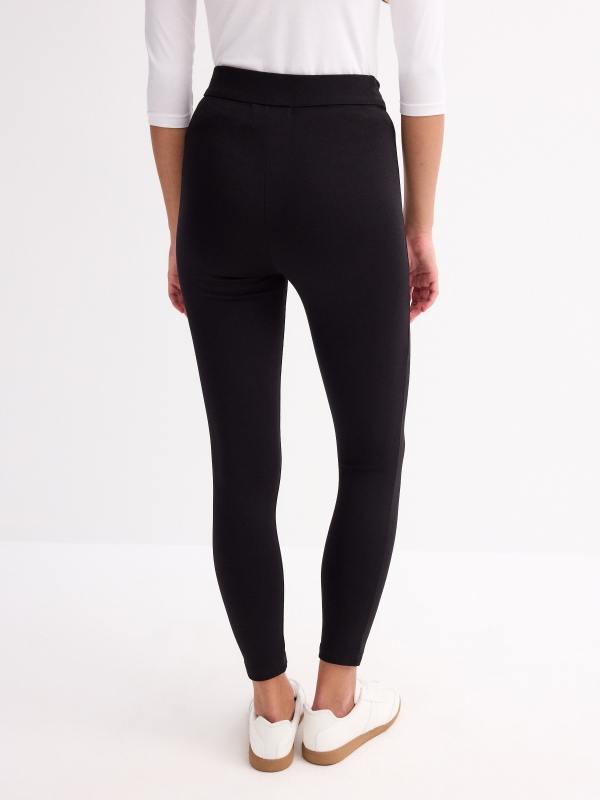 Legging de punto con cremallera negro vista media trasera