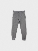 %Pto% Pantalón jogger bolsillo atrás gris melange vista frontal