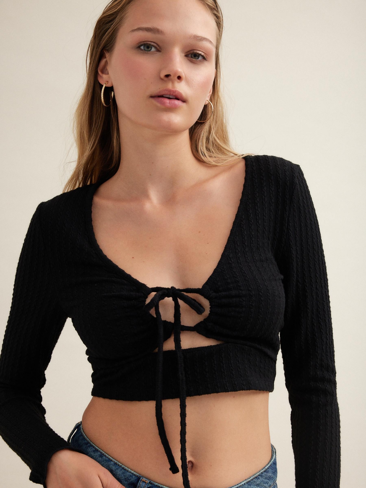  Camiseta crop curly y cut out negro