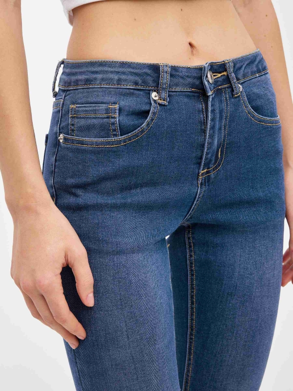 Jeans skinny com rasgões mid rise azul vista detalhe