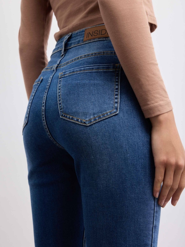 Jeans skinny básicas de cintura média azul vista detalhe