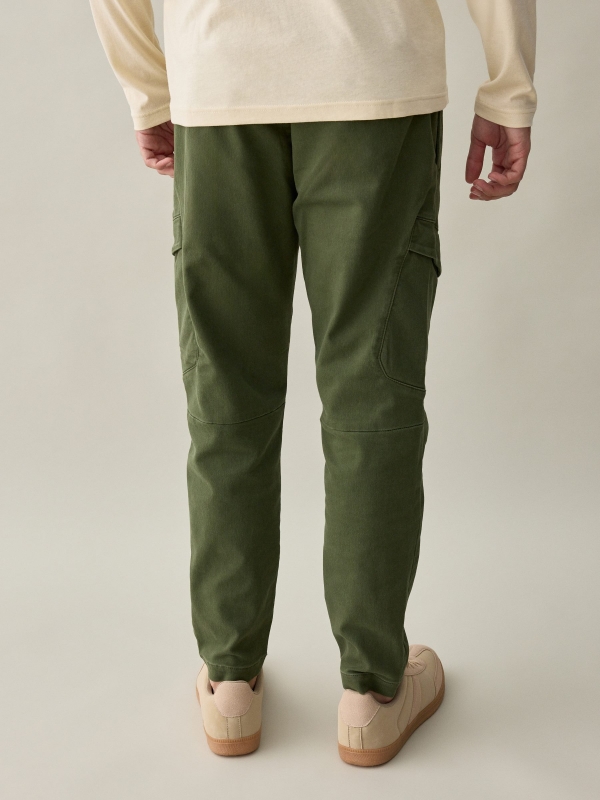 Pantalón jogger cargo hombre verde vista media trasera