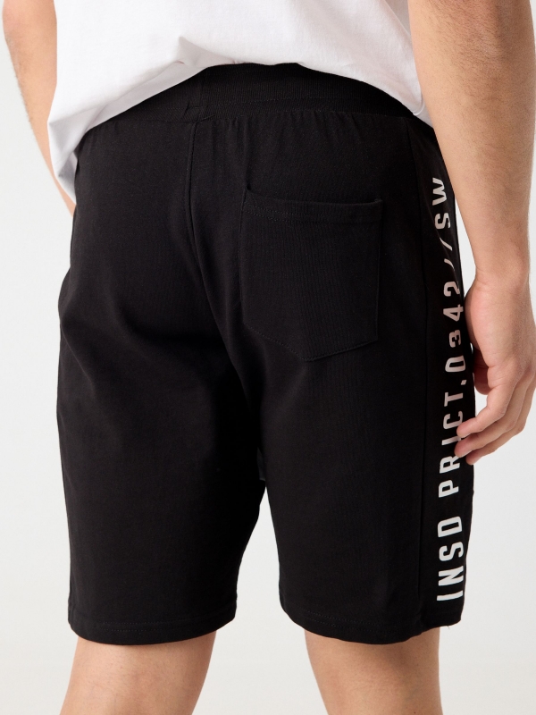 Bermudas jogger com bandas preto vista detalhe