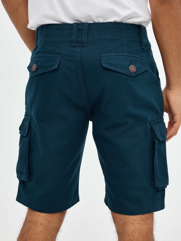 Bermudas cargo com bolsos azul vista detalhe