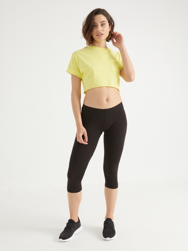 Camiseta crop top básica amarillo vista general frontal