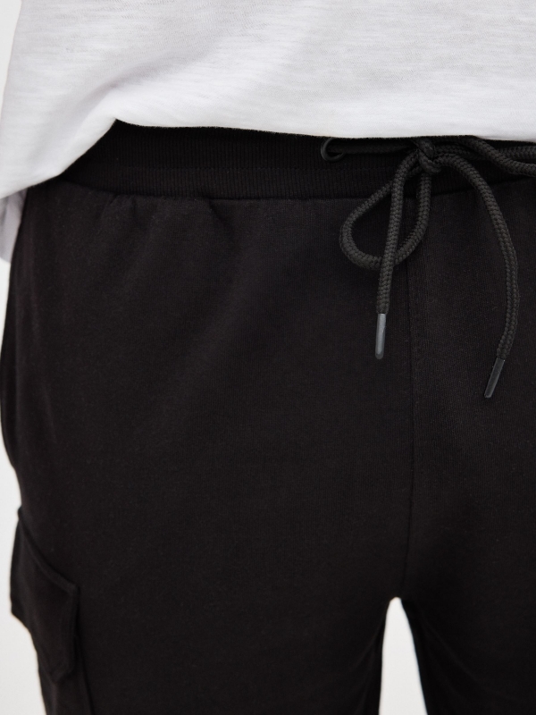 Bermuda jogger cargo negro vista detalle