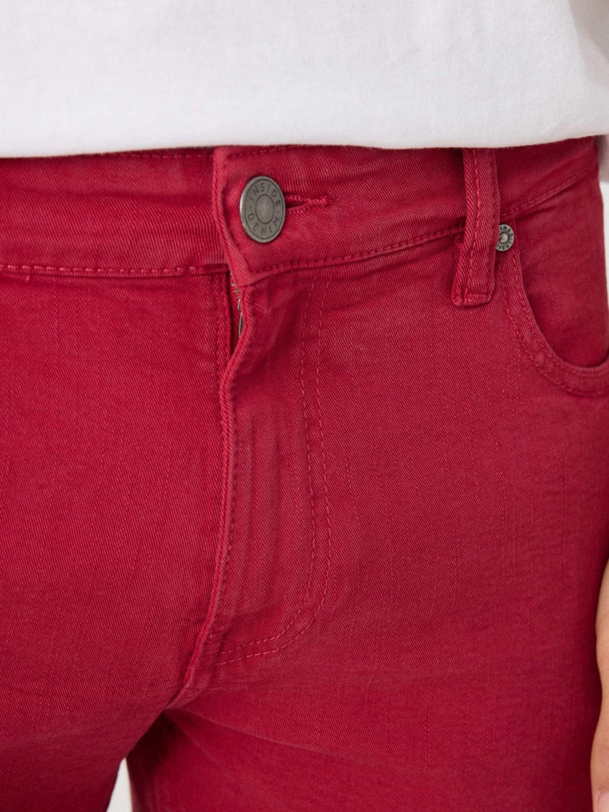 Bermudas de ganga coloridas vermelho vista detalhe