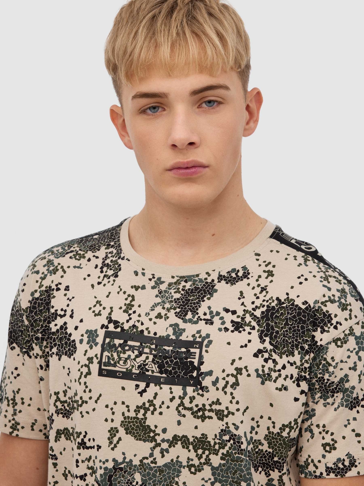 T-shirt camuflada taupe vista detalhe