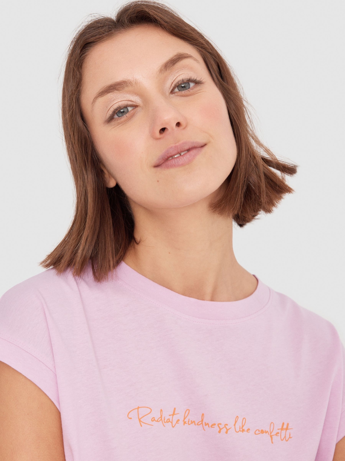 T-shirt com uma mensagem magenta vista detalhe