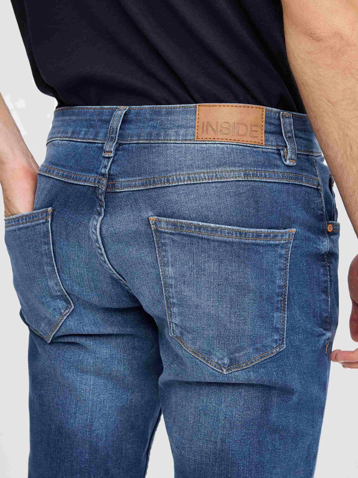 Jeans justos lavados coxa indigo azul vista detalhe