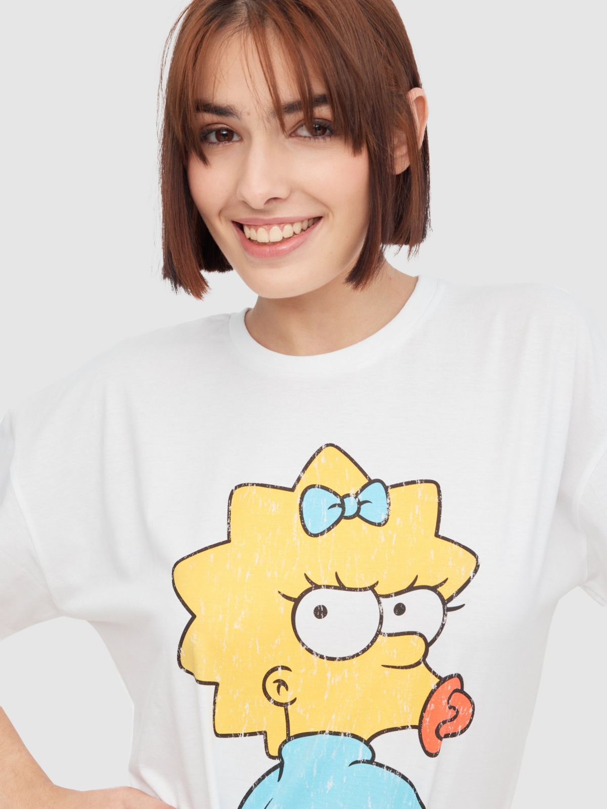 T-shirt oversize Maggie Simpson branco vista detalhe