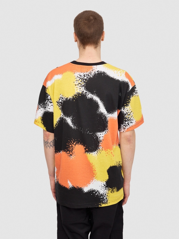 Camiseta oversize manchas blanco vista media trasera