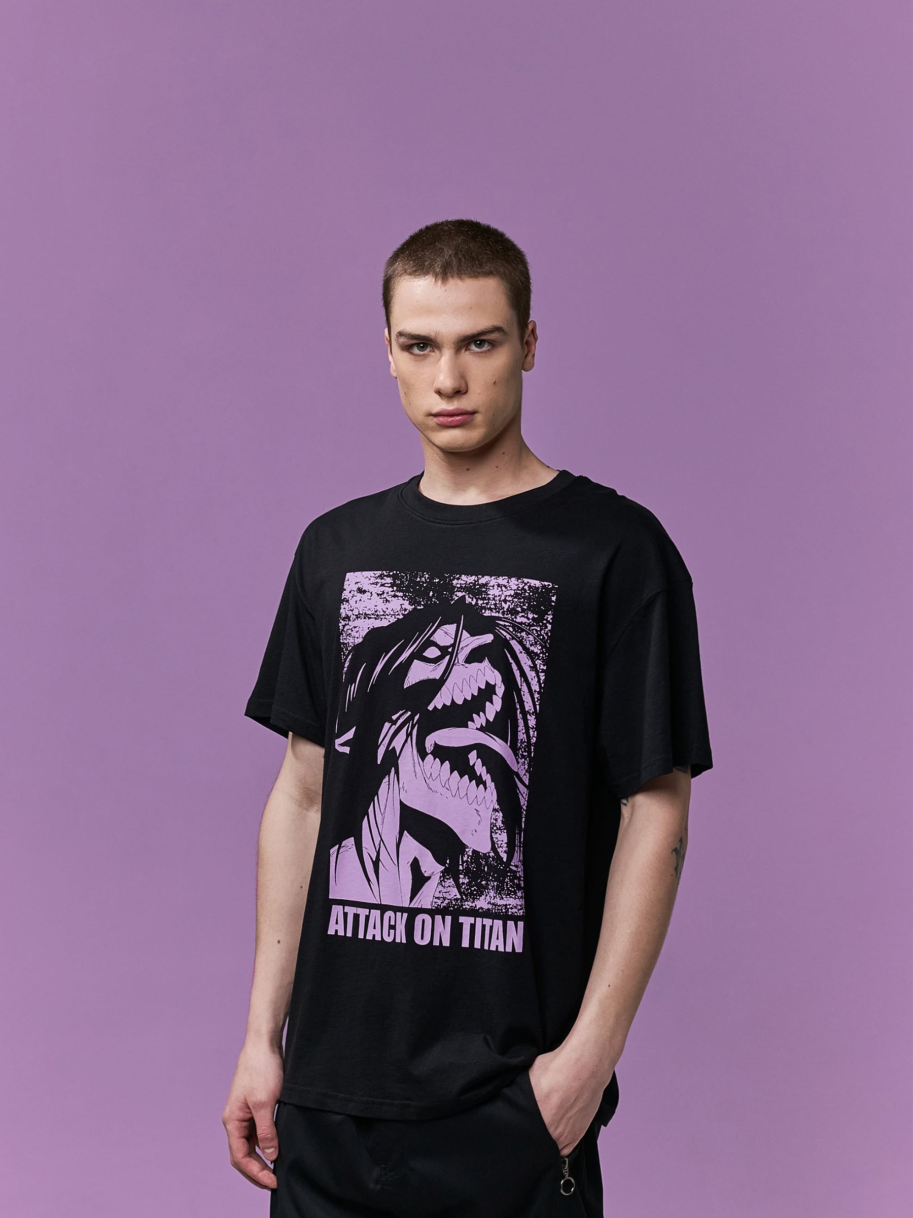 Camiseta oversize Attack On Titan negro vista media frontal