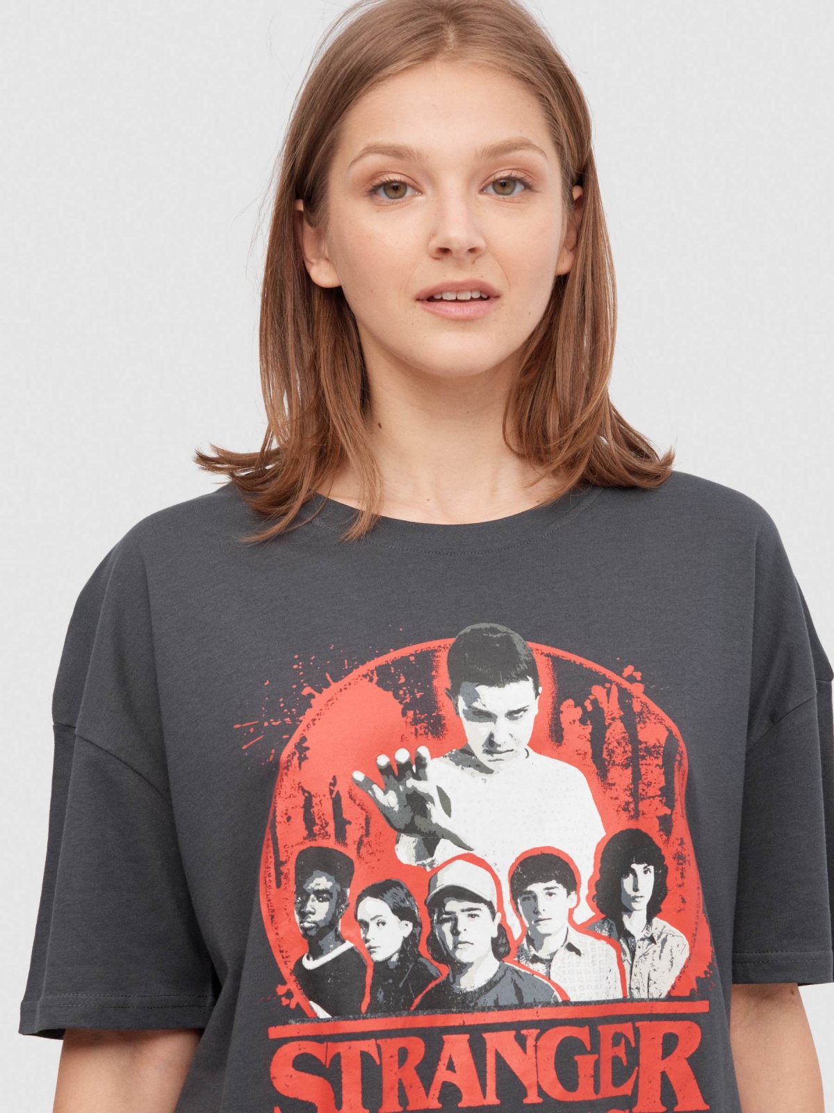 T-shirt oversize Stranger Things cinza escuro vista detalhe