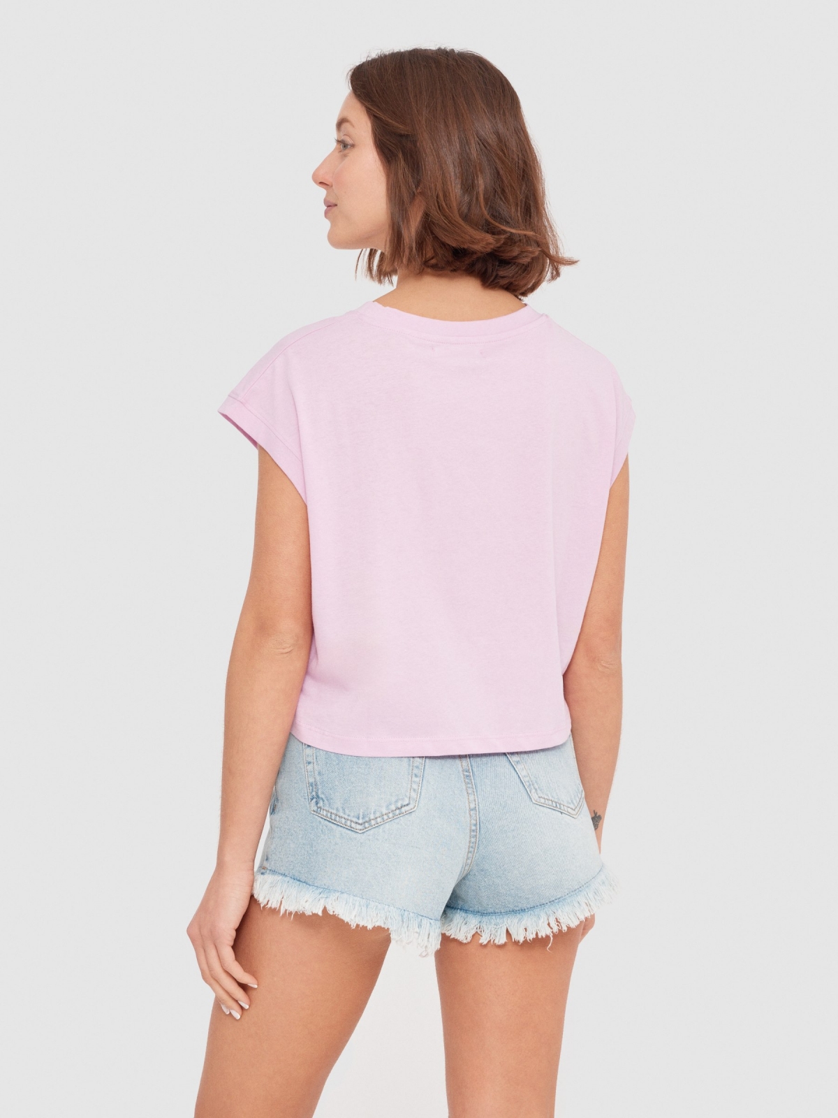 Crop top mensaje magenta vista media trasera