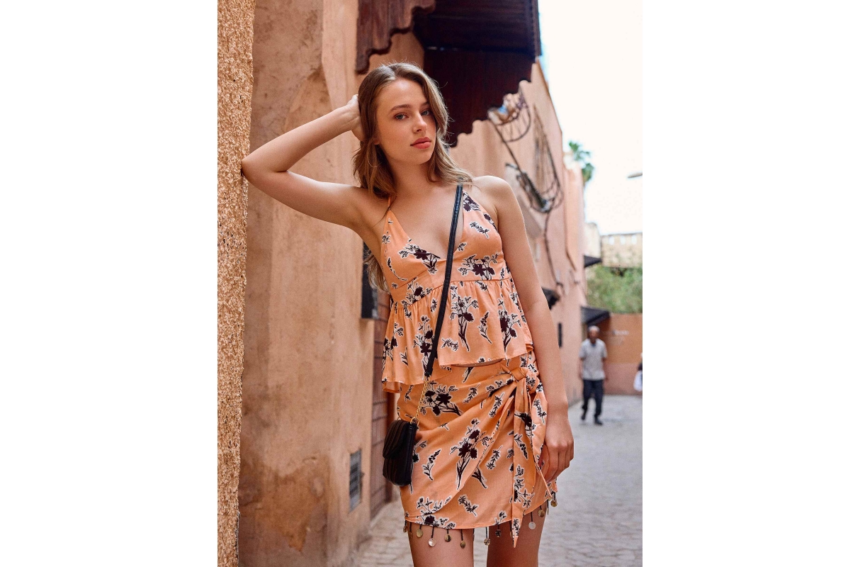 Falda mini pareo anudada melocotón vista media frontal