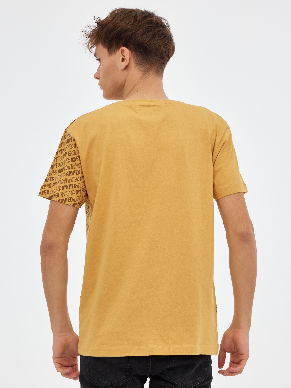 Camiseta texto diagonal ocre vista media trasera