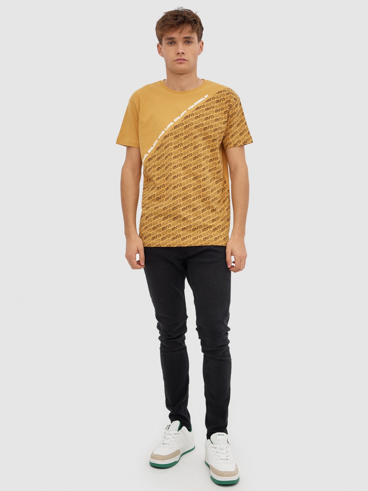 Camiseta texto diagonal ocre vista general frontal