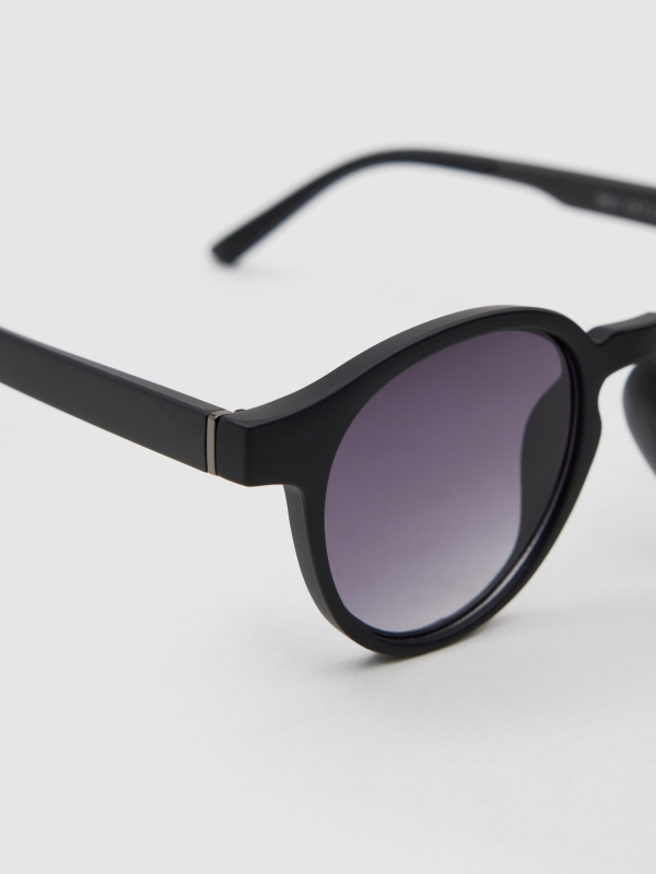 Round sunglasses black detail view