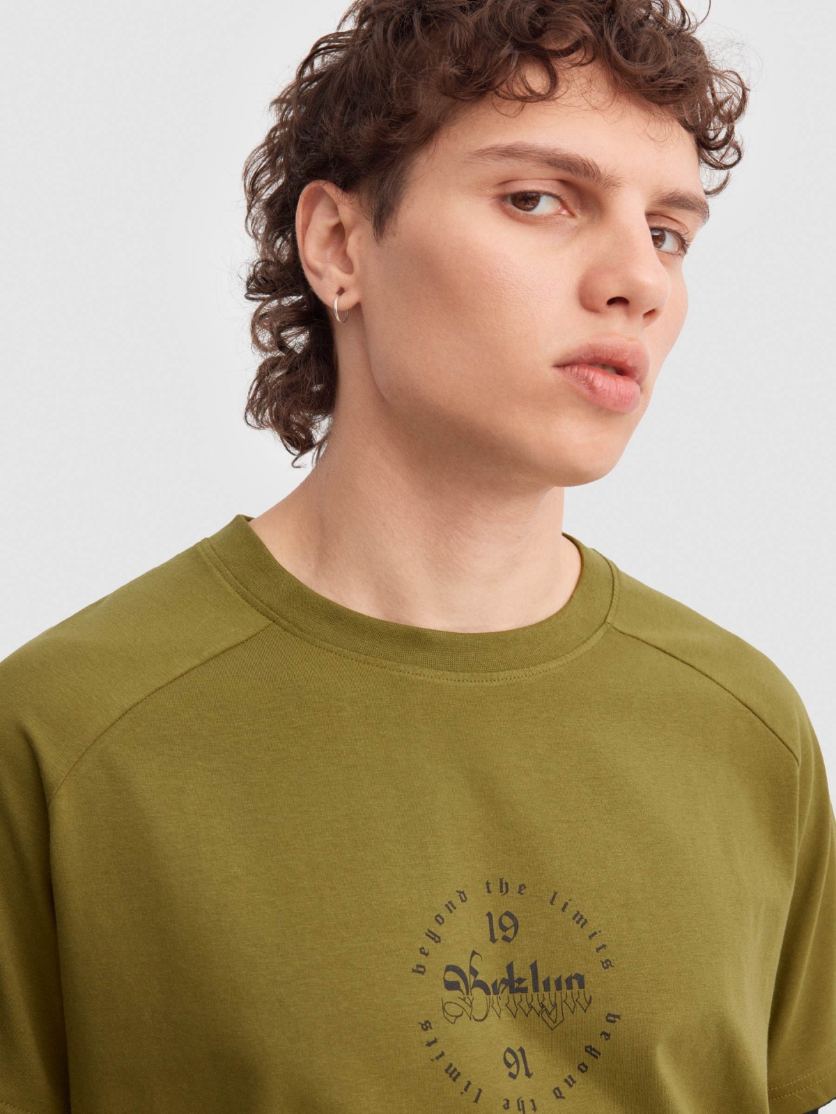T-shirt raglan com pormenor de texto cáqui vista detalhe