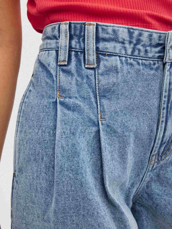 Bermuda denim pinzas azul vista detalle