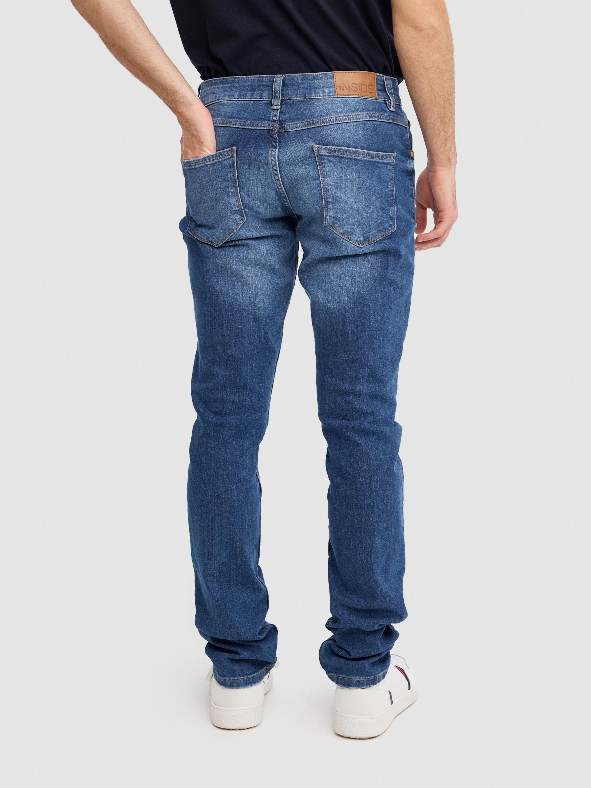 Jeans justos lavados coxa indigo azul vista meia traseira