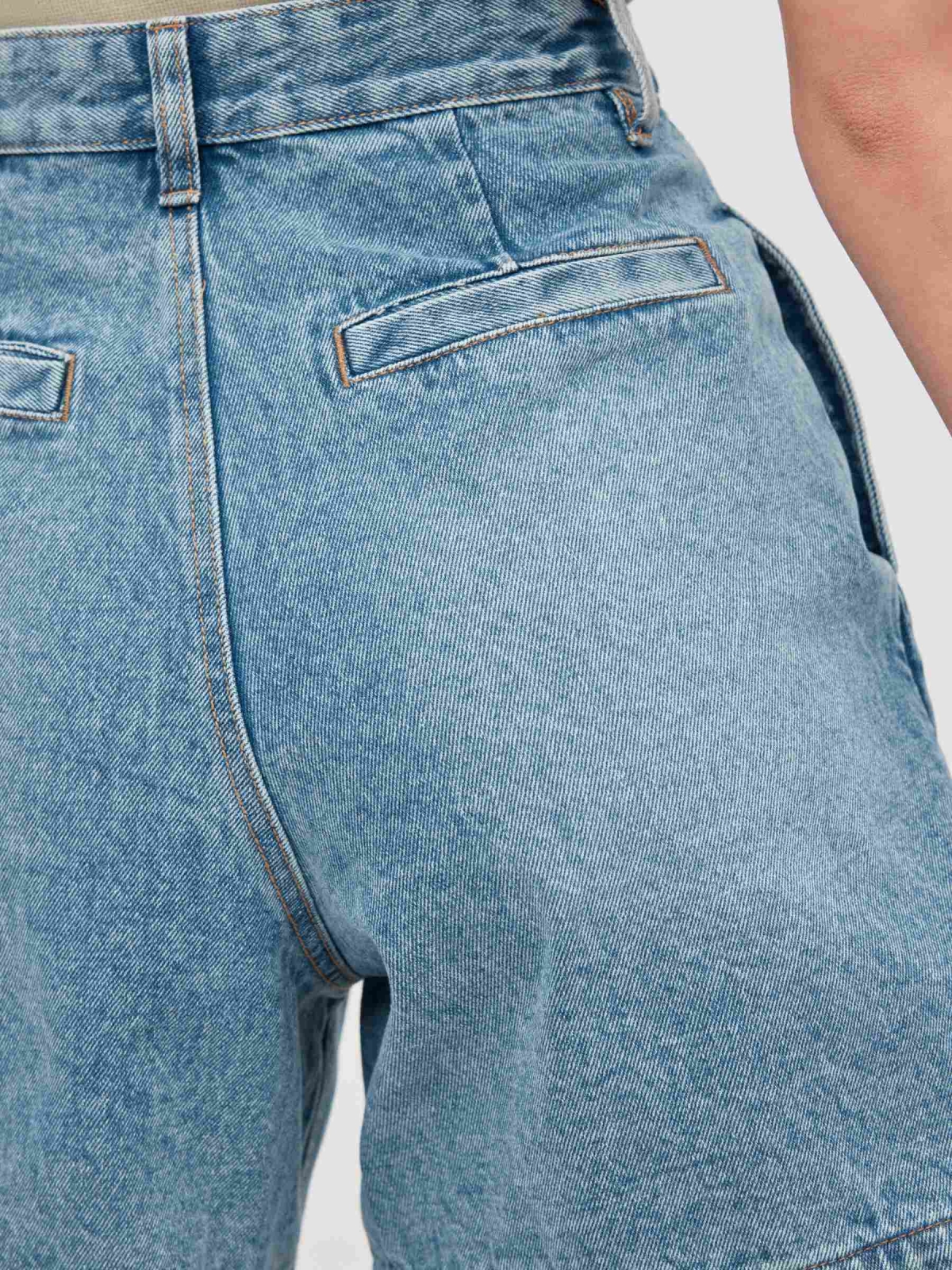 Bermudas de ganga com pregas azul vista detalhe