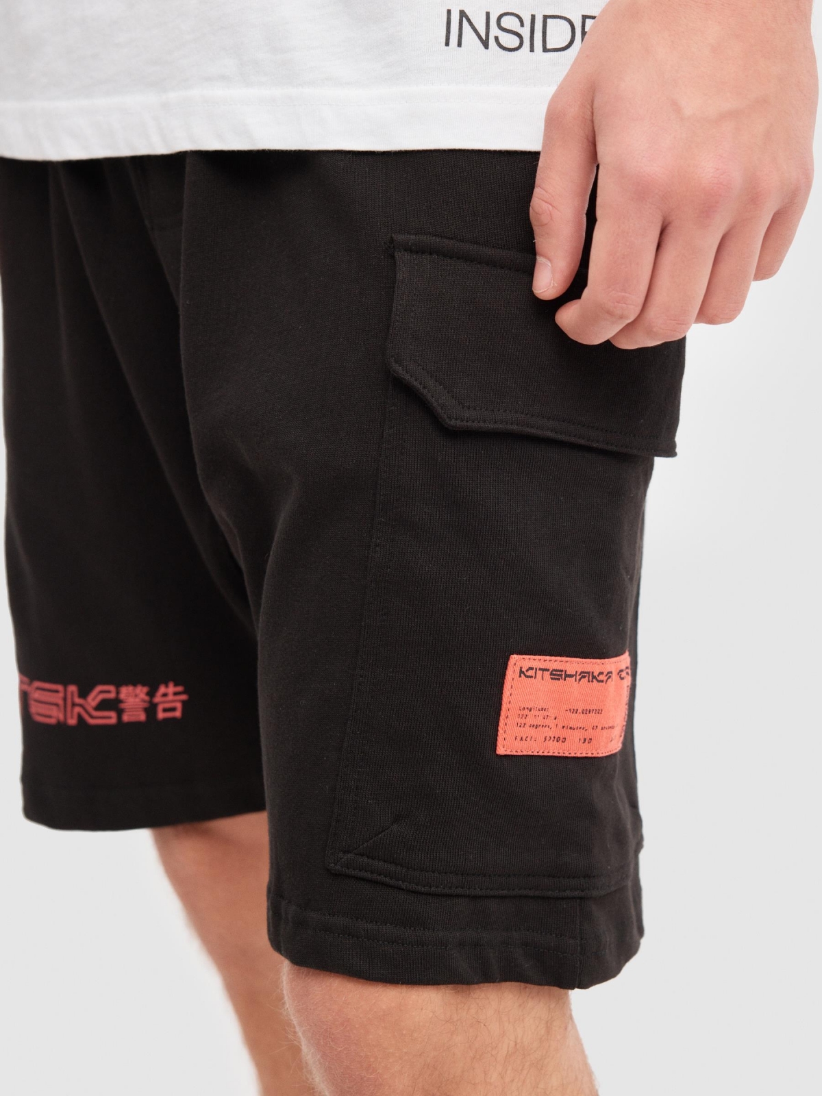 Bermuda jogger texto negro vista detalle